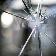 Specchio rotto rappresenta esperienza dolorosa